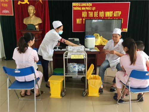 Trạm Y tế phường Phúc Lợi phối kết hợp với nhà trường tổ chức chiến dịch tiêm bổ sung vắc xin Sởi – Rubella cho trẻ từ 1-5 tuổi.
